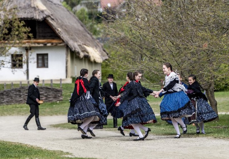 Táncosok a Szentendrei Skanzenben