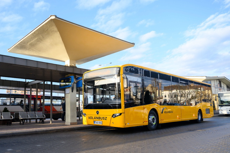 Autóbusz a székesfehérvári állomáson - április 3-tól változik a MÁV és a Volánbusz menetrendje