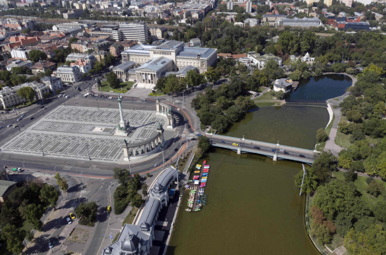 A Hósök tere és a Városligeti-tó madártávlatból - Nem a Széchenyi fürdőből került a Városligeti-tóba a szennyezett víz
