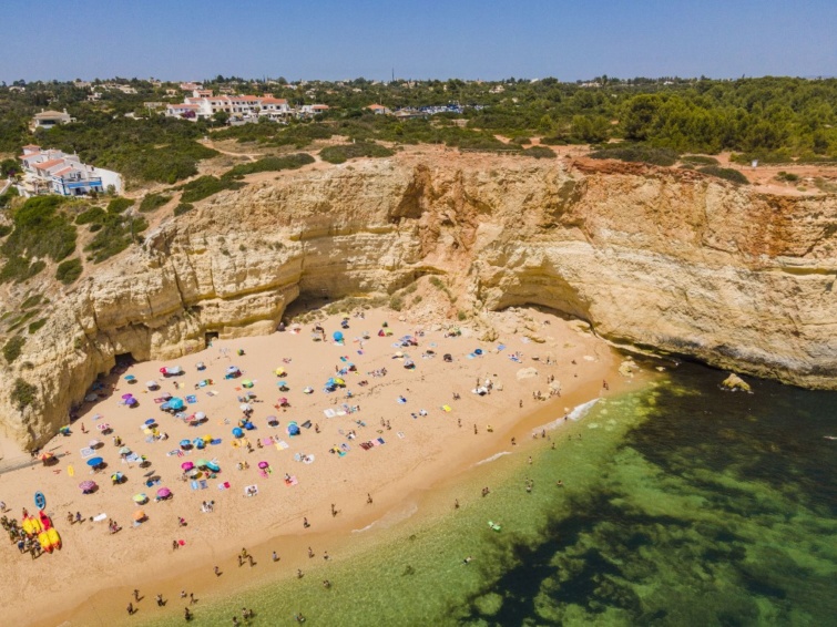 Benagil partja madártávlatból - Startlap Utazás A strand nyáron megtelik turistákkal
