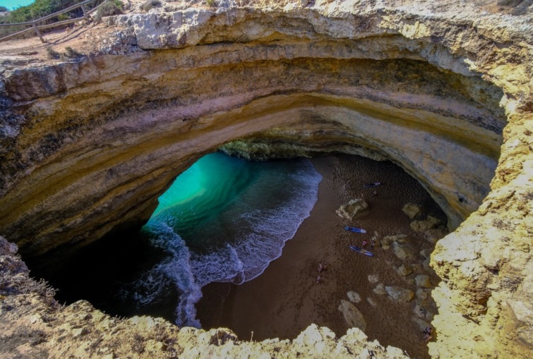 A strand gyakorlatilag a barlangban található