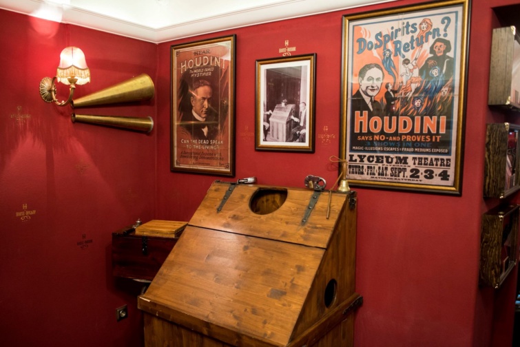 Houdini bilincsei és tárgyai a kiállításon