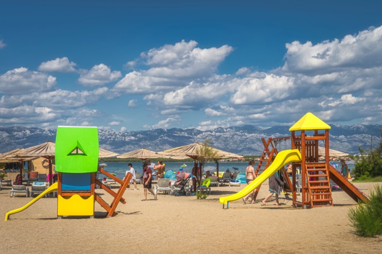 A homokos tengerparton játszótér várja a gyerekeket