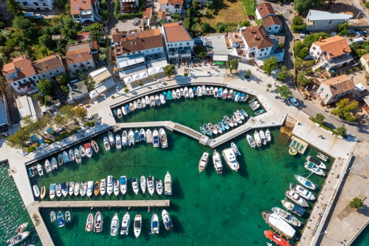 Njivice kikötője Horvátországban