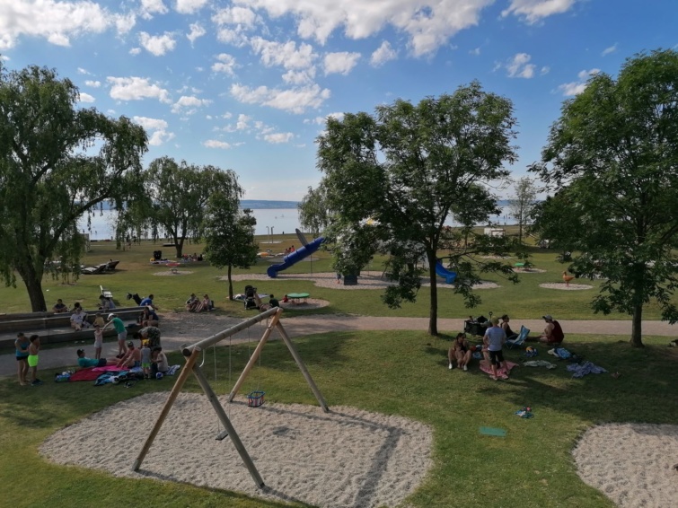 A kilátóból belátható az egész strand