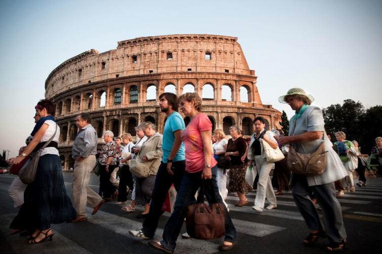 Turisták Rómában a háttérben a Colosseummal -