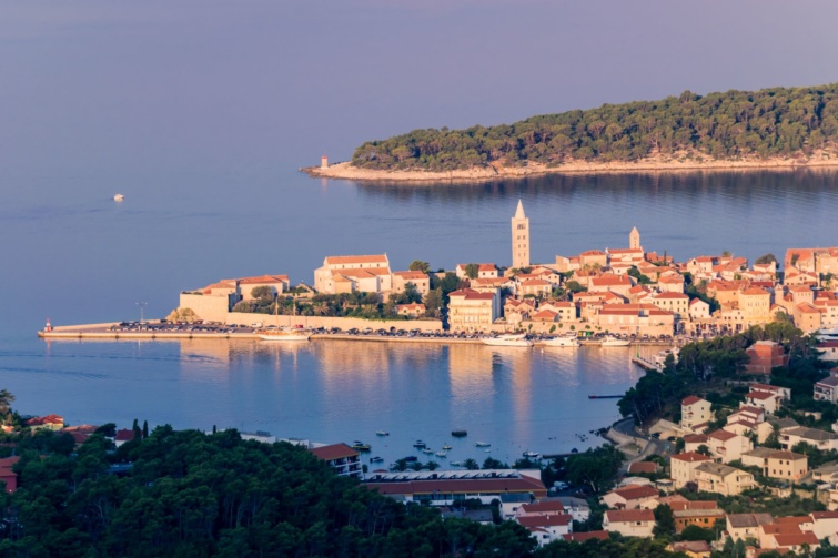 Rab város látképe Horvátországban
