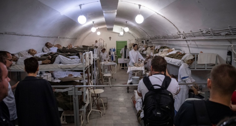 Berendezett terem a Sziklakórházban