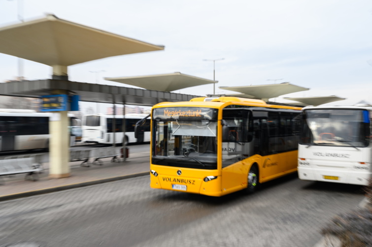 Autóbusz a székesfehérvári autóbuszállomáson - új járatok indulnak a Balatonhoz