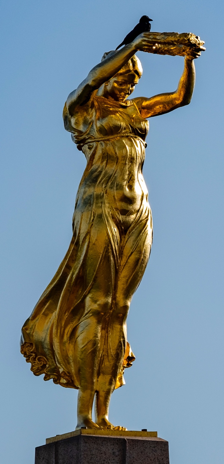 Arany hölgy koszorúval Luxemburgban