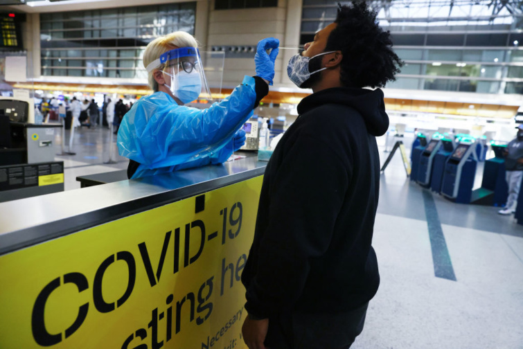 Tesztelés a reptéren - már nem kötelező a covid-teszt az USA-ba belépéskor