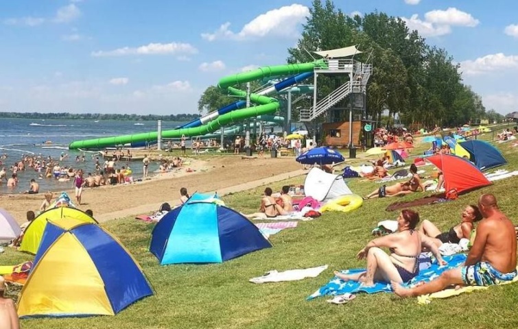 Az abádszalóki strand az egyik legnépszerűbb a Tisza-tó partján.