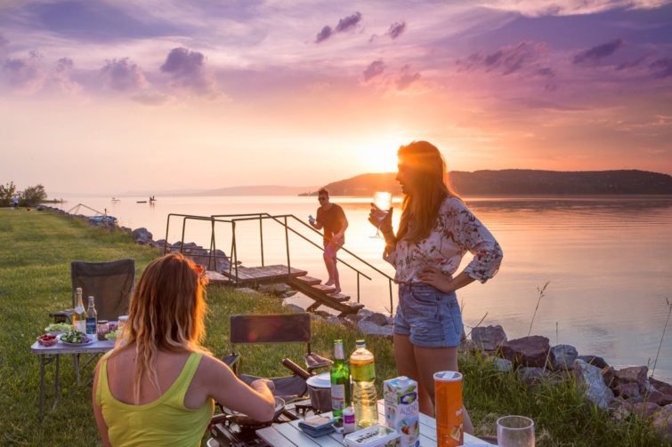 Fiatalok a Balatonnál.