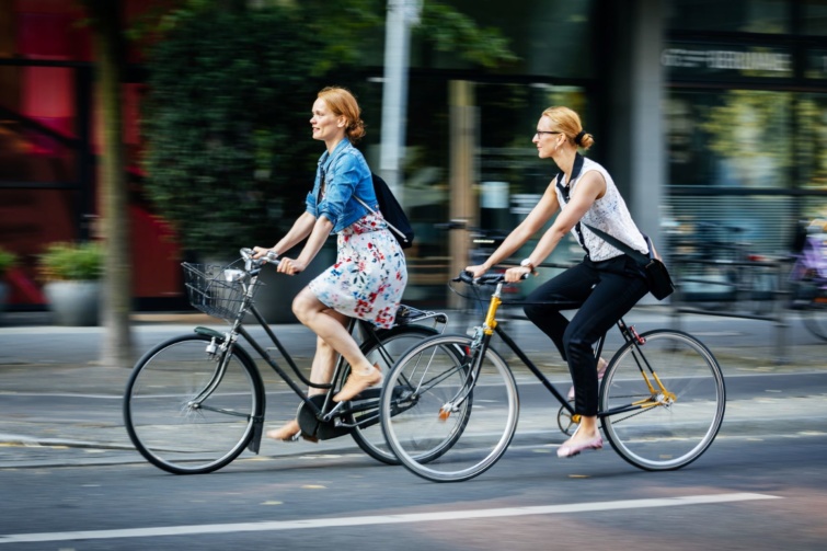 Bicikliző nők.