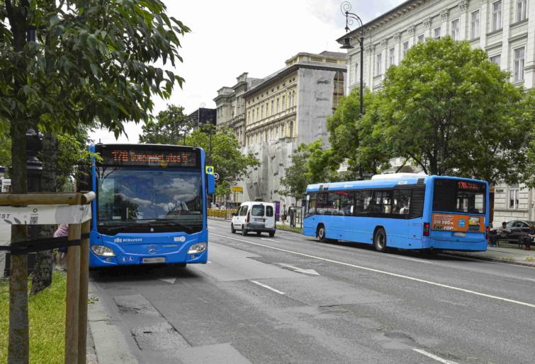 BKK-buszok az Andrássy úton - drágább lesz a bliccelés