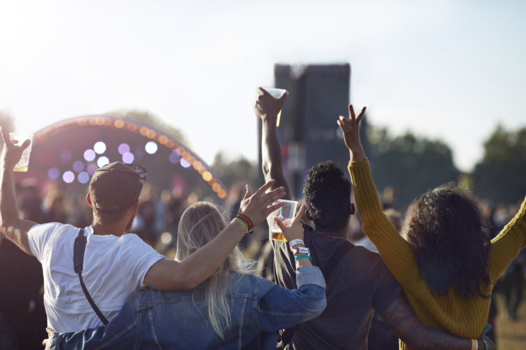 Fesztiválozó tömeg