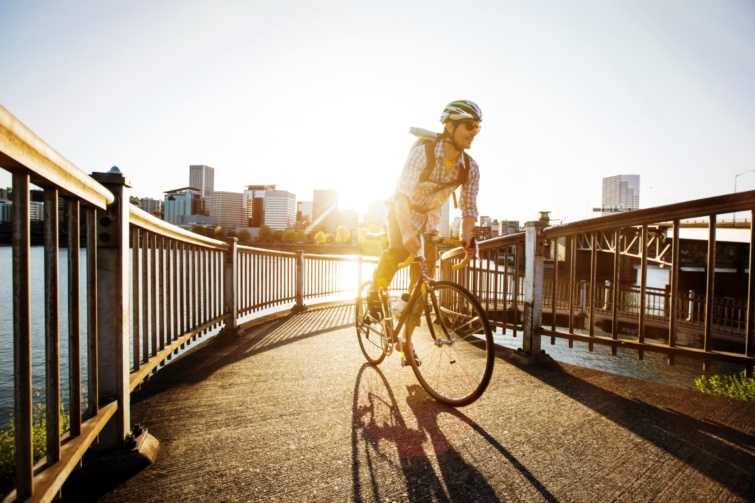 Kerékpáros férfi.