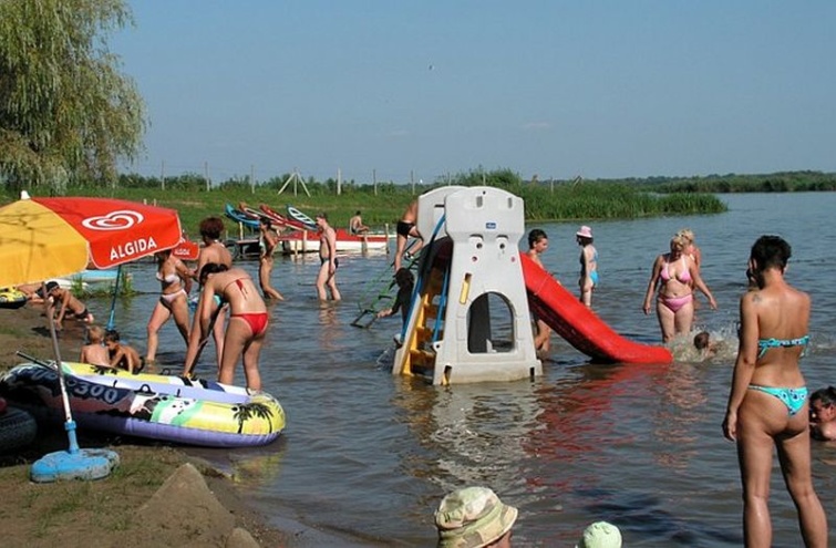 A poroszlói strand nyaralókkal
