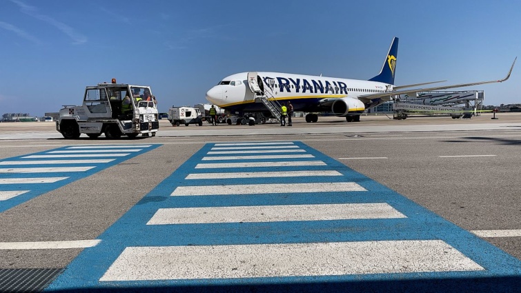 A Ryanair fapados légitársaság egyik gépe várakozik a kifutópályán