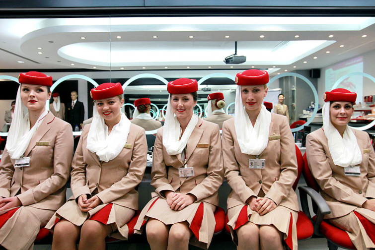 Az Emirates tanuló légiutas-kísérői egyenruhában a dubaji tanteremben - Budapesten toborz a légitársaság