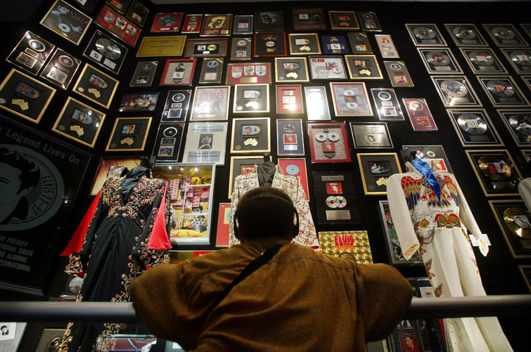 Ruhák, lemezek - minden, ami Elvis