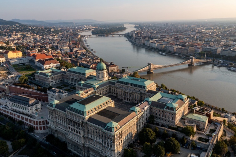 A Budai vár felülnézetből, háttérben a Dunával és Budapesttel