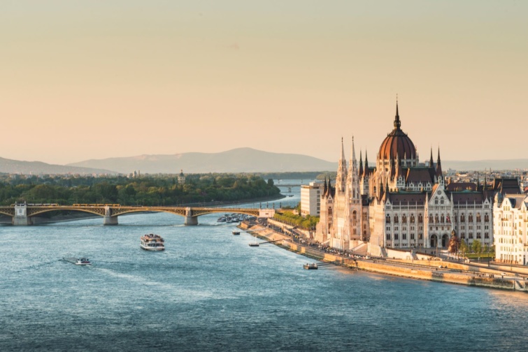 Budapest, háttérben a Parlament és a Margit-híd