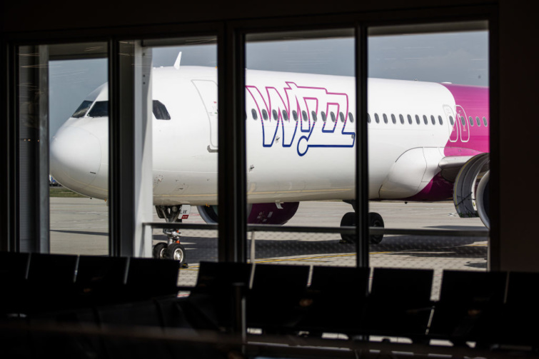 Wizz Air-gép egy repülőtér ablakából.