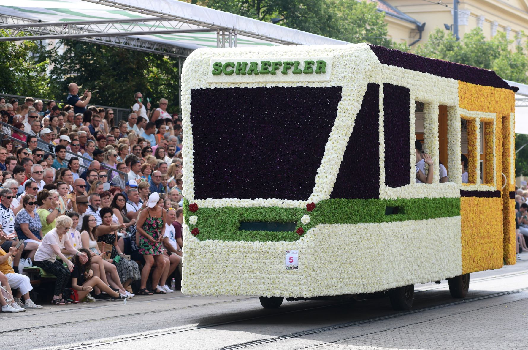 A Schaeffler Magyarország virágkocsija