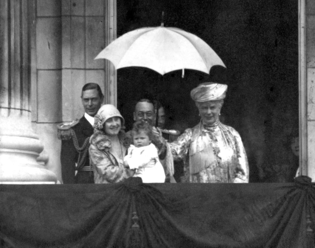 A csecsemő II. Erzsébet a Buckingham teraszán