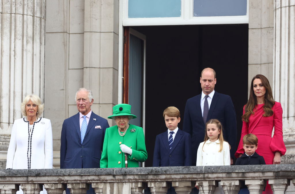 A királyi család a Buckingham teraszán