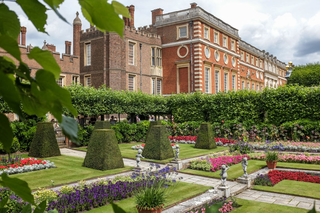 A Hampton Court-palota óriás kertje gyönyörű