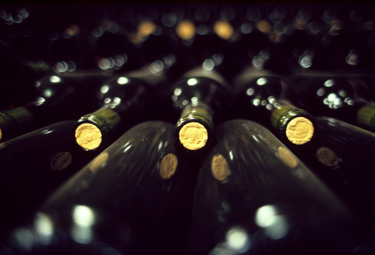 Borosüvegek egy pincében - életveszélyes mustgáz a balatoni borospincékben