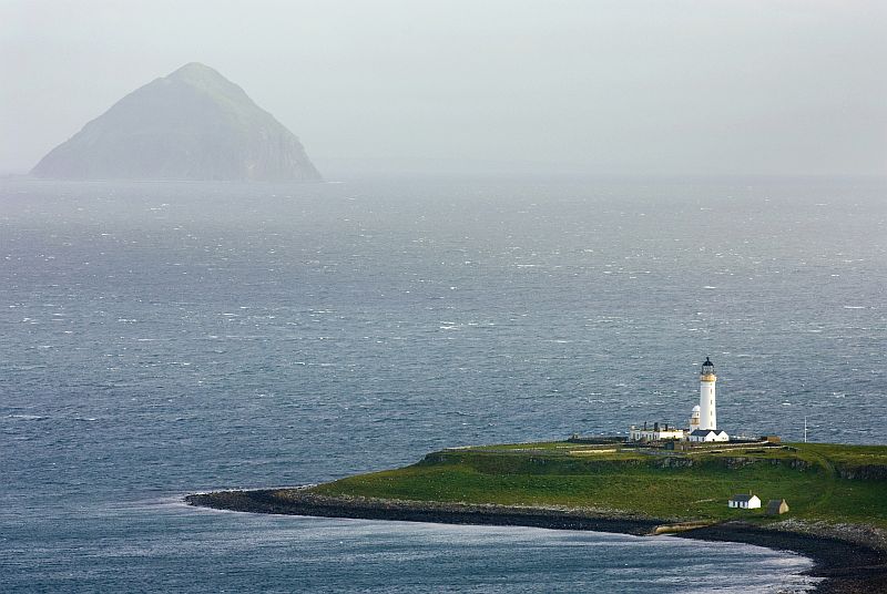 Arran és Pladdan szigetei a skót partoknál