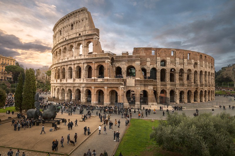 Róma egyértelműen legjellegzetesebb jelképe a Colosseum.