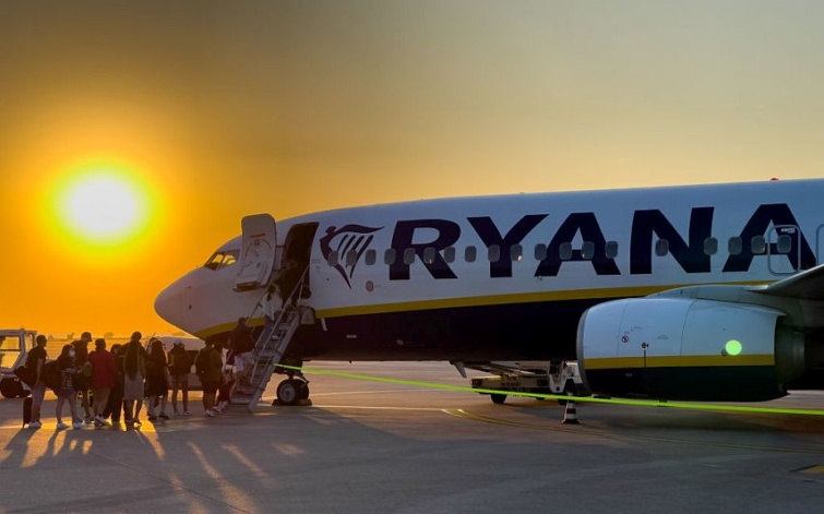 Egy Ryanair gép vesz fel utasokat az olaszországi Brindisi városában