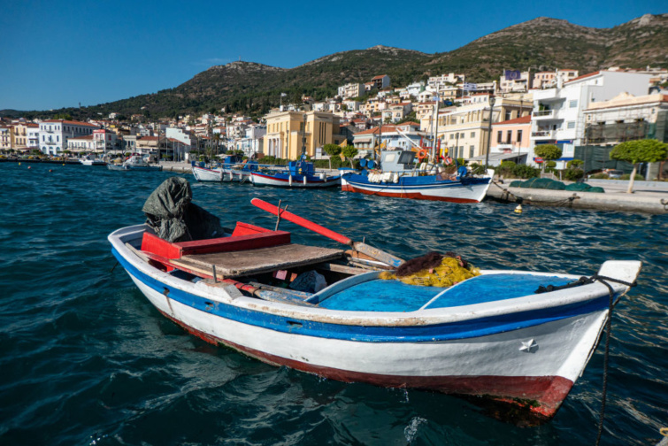 Halászhajó Számosz partjainál - földrengés Görögországban