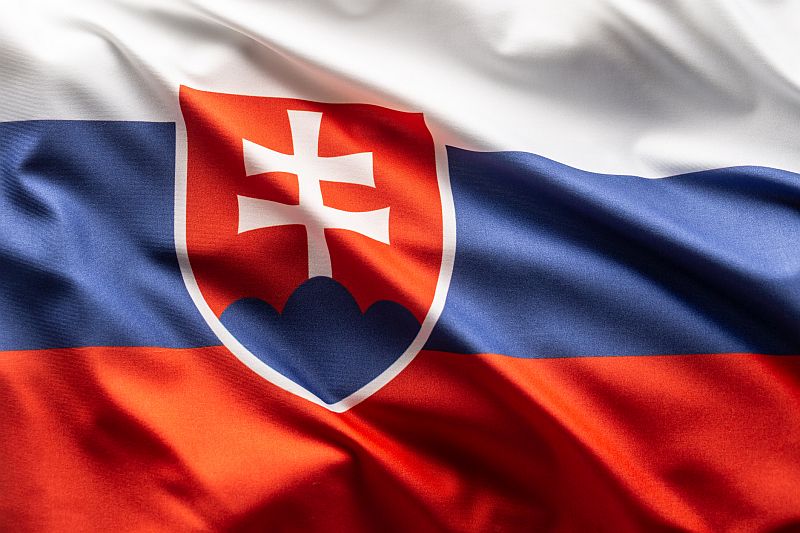 Szlovákia lobogója a kettős kereszttel.