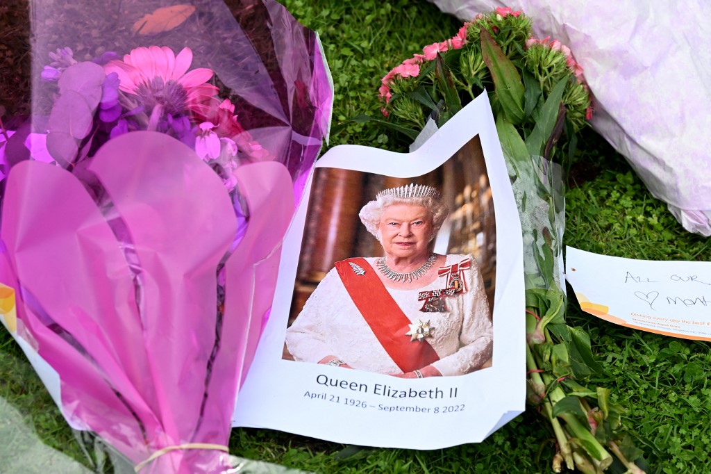 Meghalt II. Erzsébet, gyászol a világ