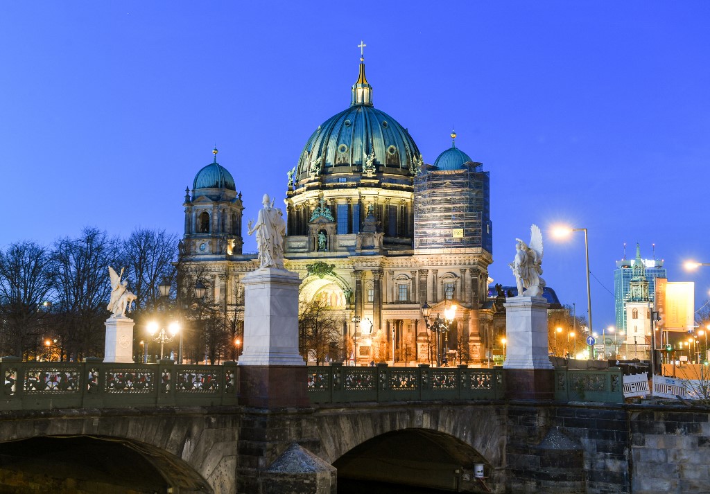 A berlini dóm a szabályozás előtti világítással