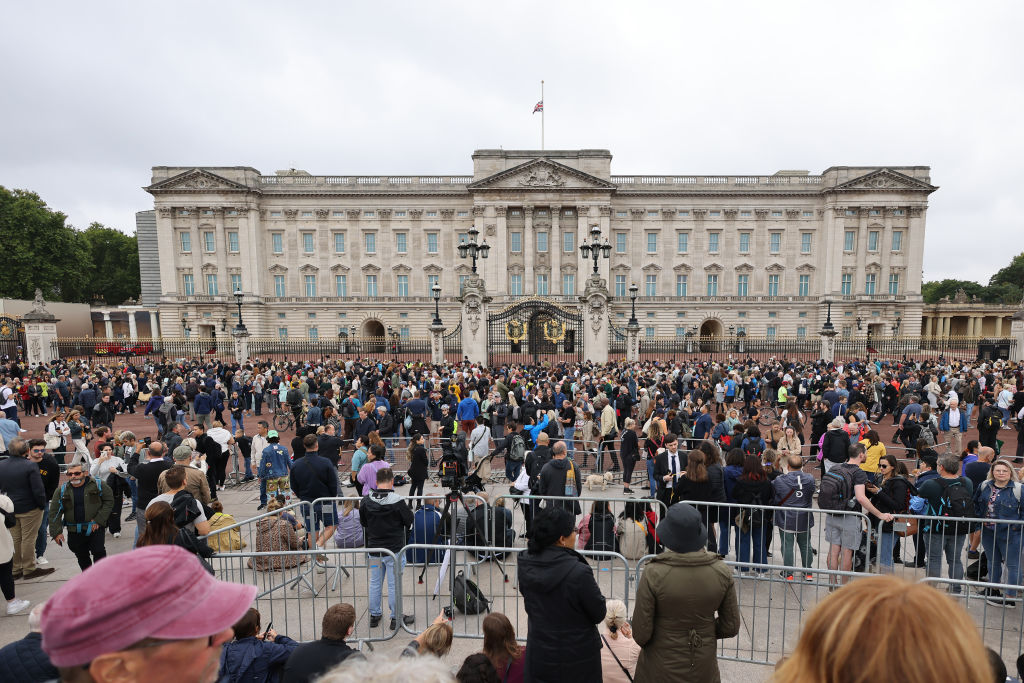 Pár óra alatt ezrek lepték el a Buckingham-palota környékét