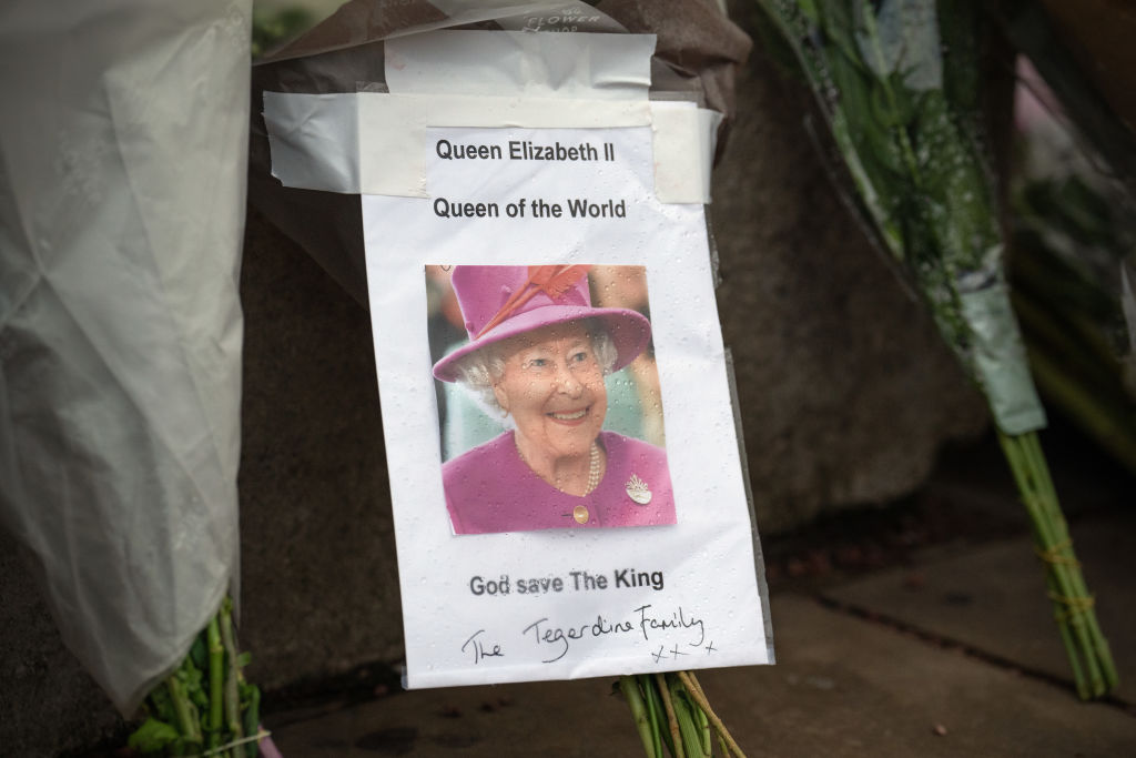 Kedves, megható üzeneteket helyeznek a Buckingham-palota elé