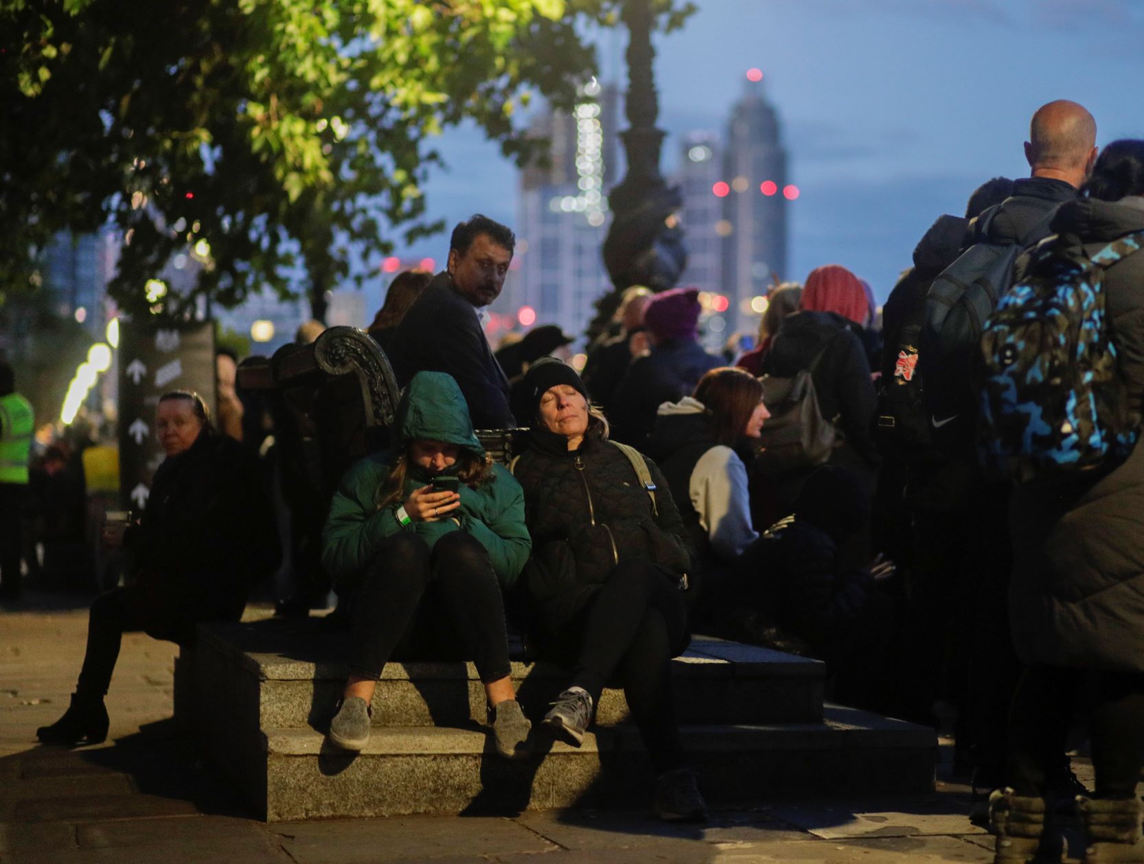 Átmenetileg lezárták a II. Erzsébet ravatalához vezető sort.