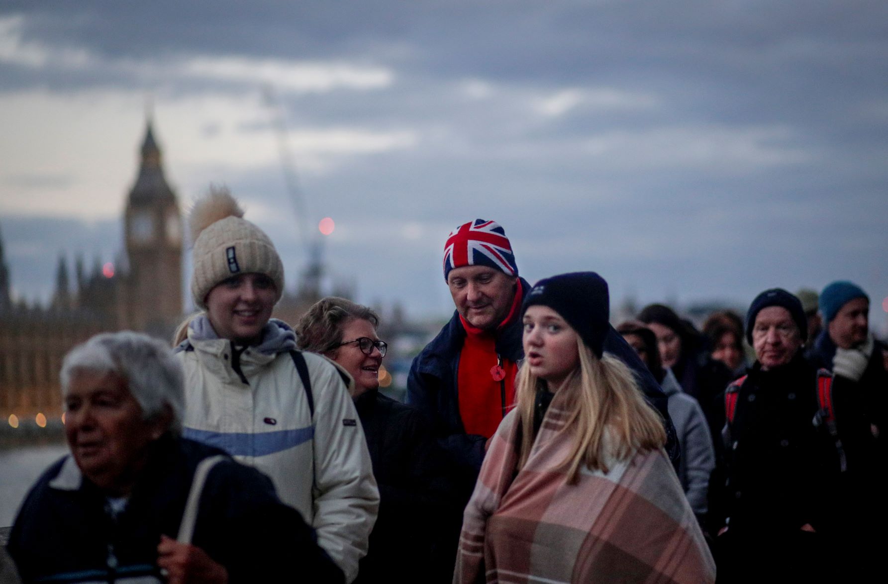 Átmenetileg lezárták a II. Erzsébet ravatalához vezető sort.