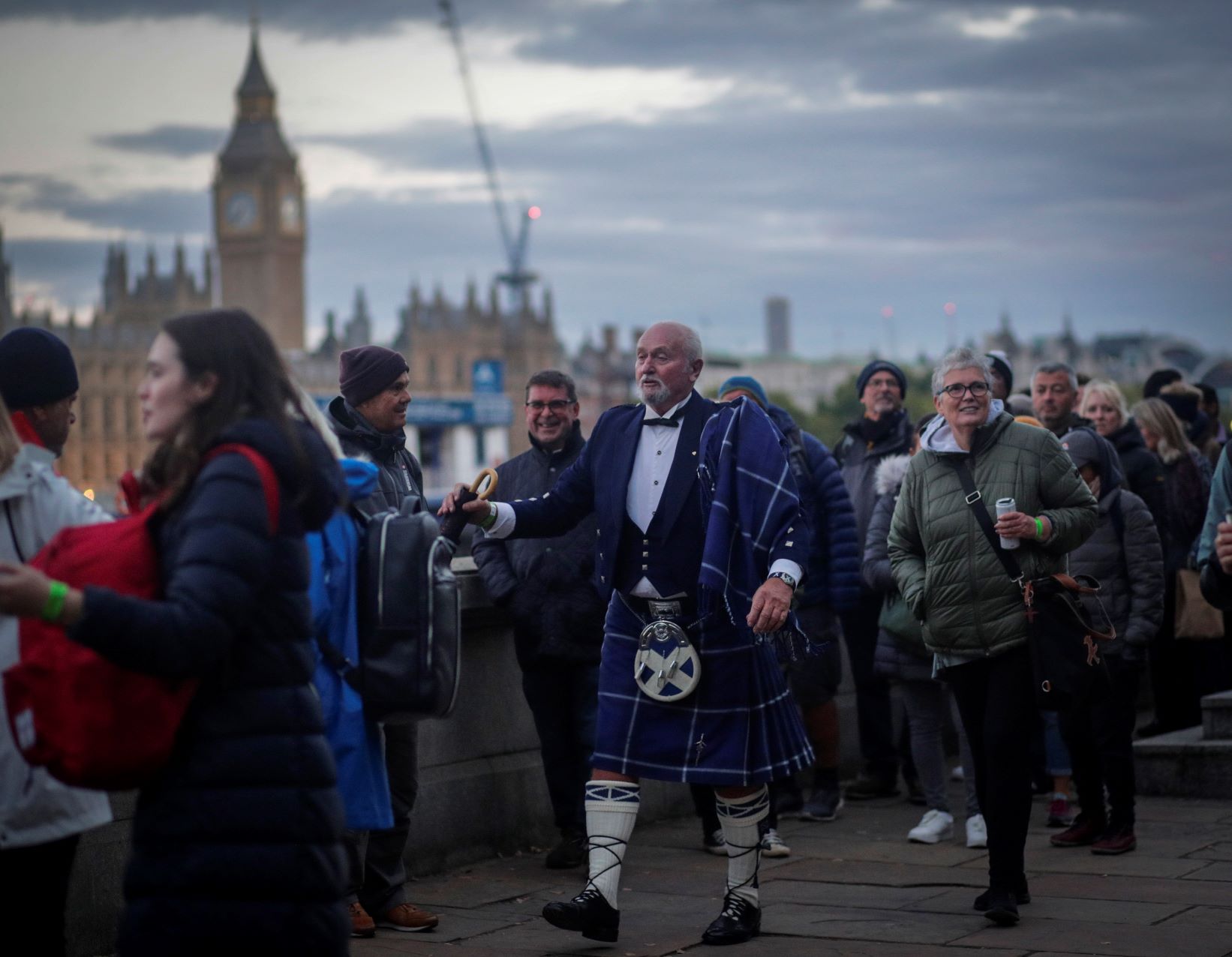 Átmenetileg lezárták a II. Erzsébet ravatalához vezető sort.