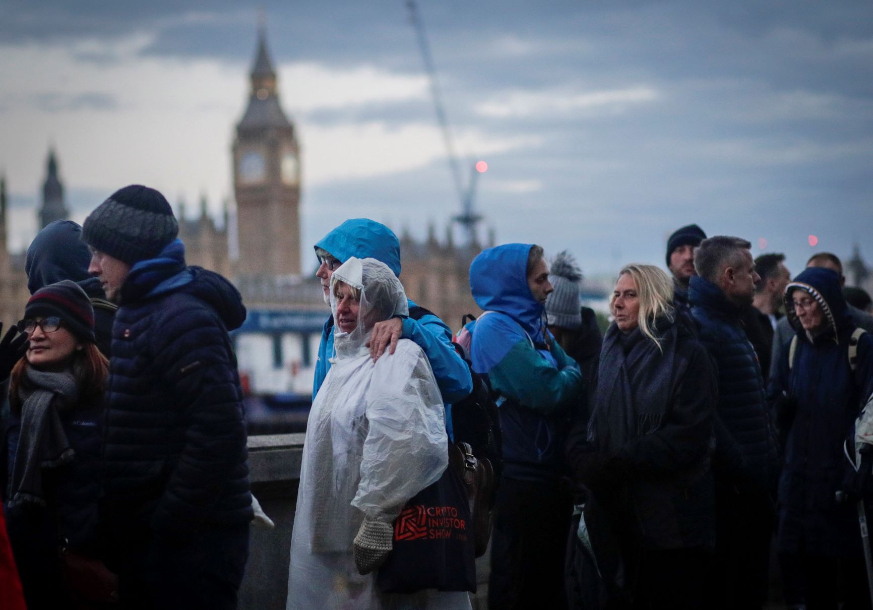 Átmenetileg lezárták a II. Erzsébet ravatalához vezető sort.