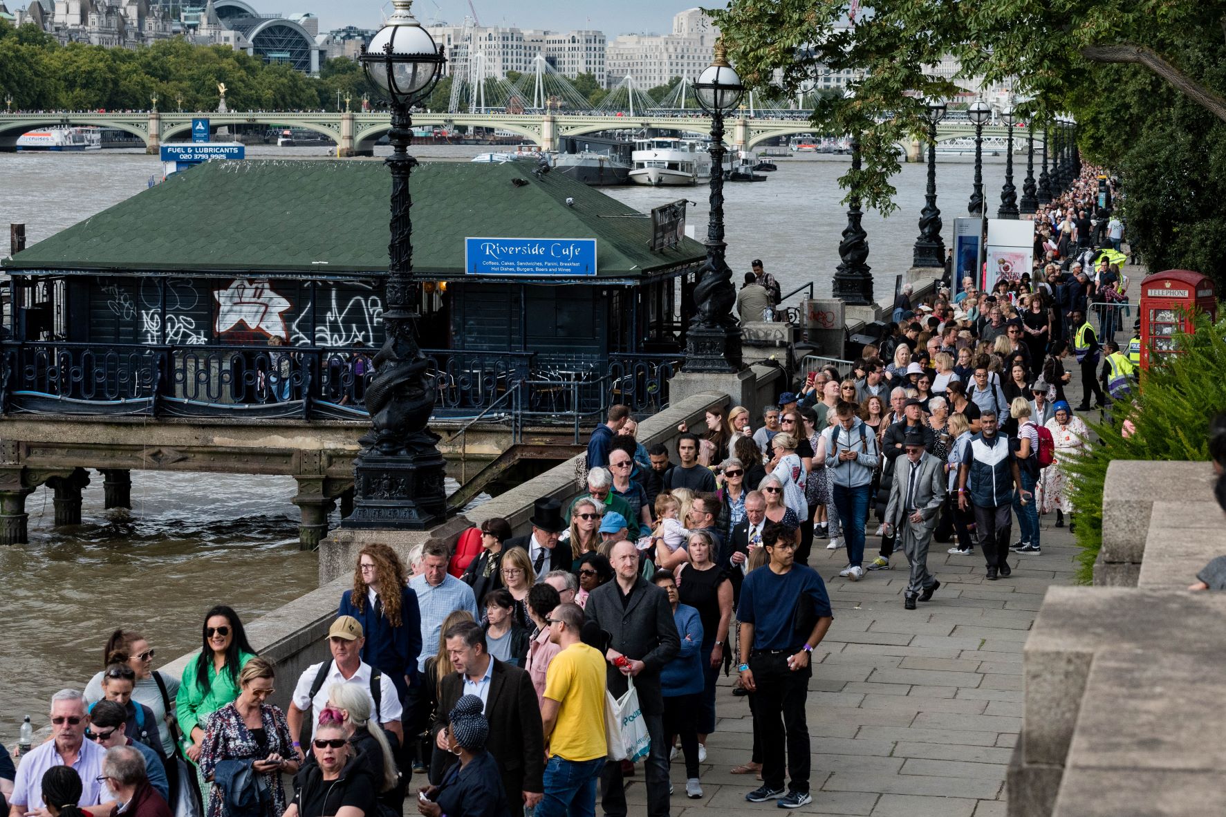 Átmenetileg lezárták a II. Erzsébet ravatalához vezető sort.