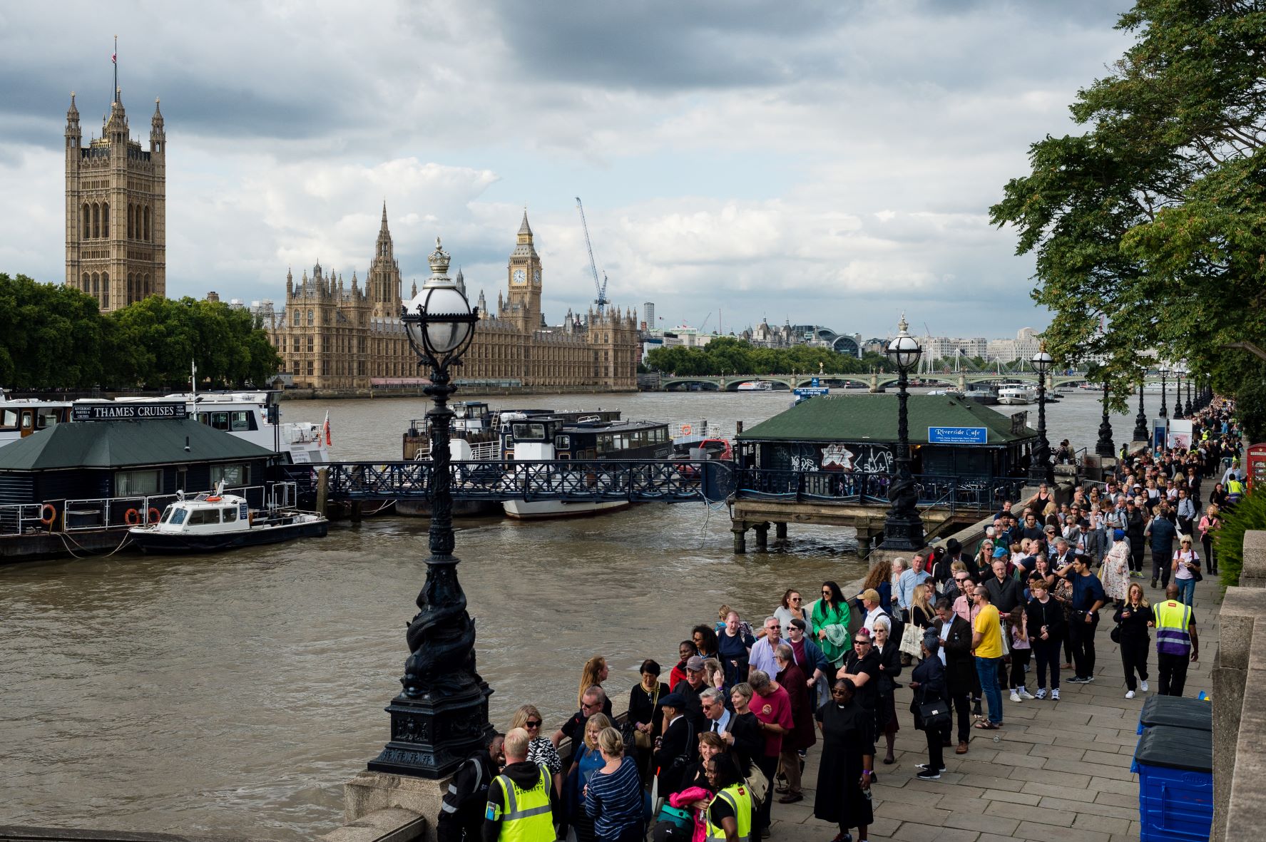 Átmenetileg lezárták a II. Erzsébet ravatalához vezető sort.