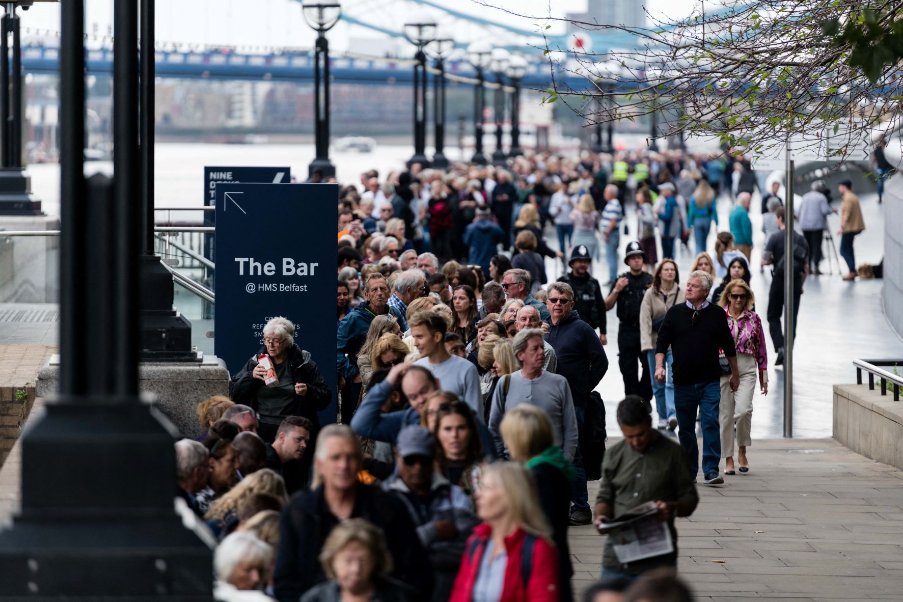 Átmenetileg lezárták a II. Erzsébet ravatalához vezető sort.