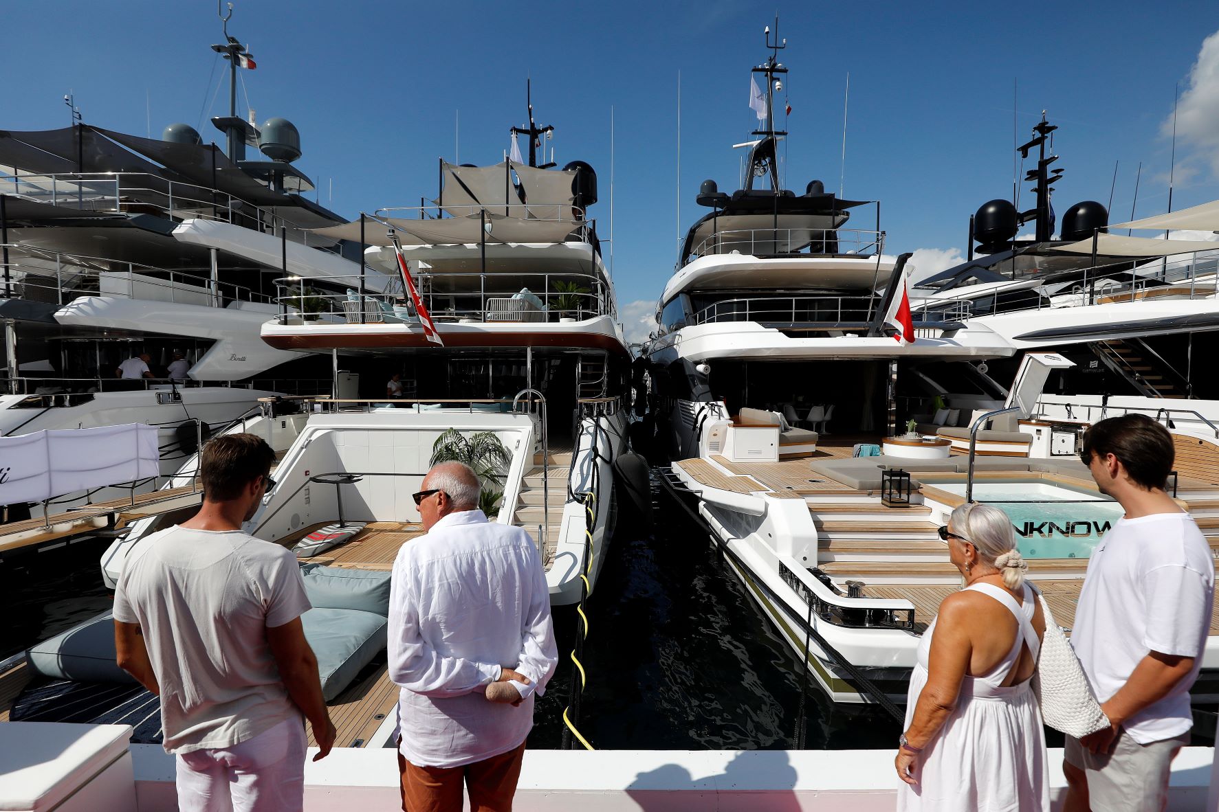Turisták és szakemberek is részt vesznek a Cannes-i Jachtfesztiválon